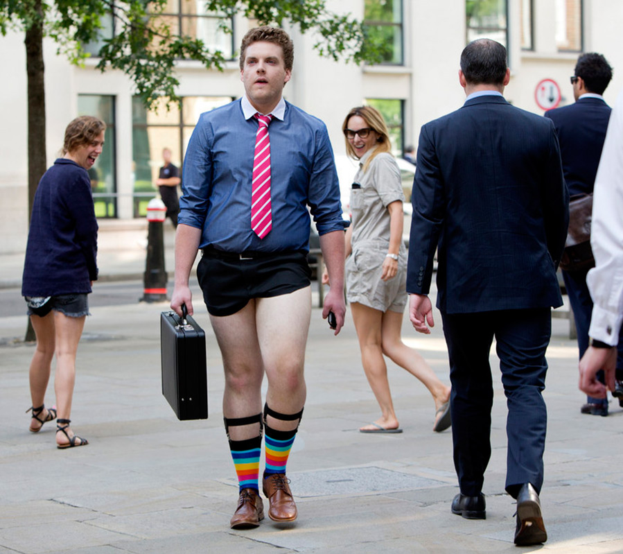 Hommes en short court