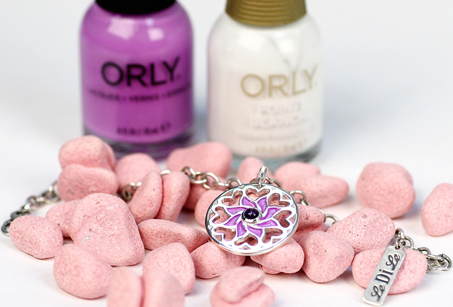 Choisir des bijoux assortis à la couleur de la manucure