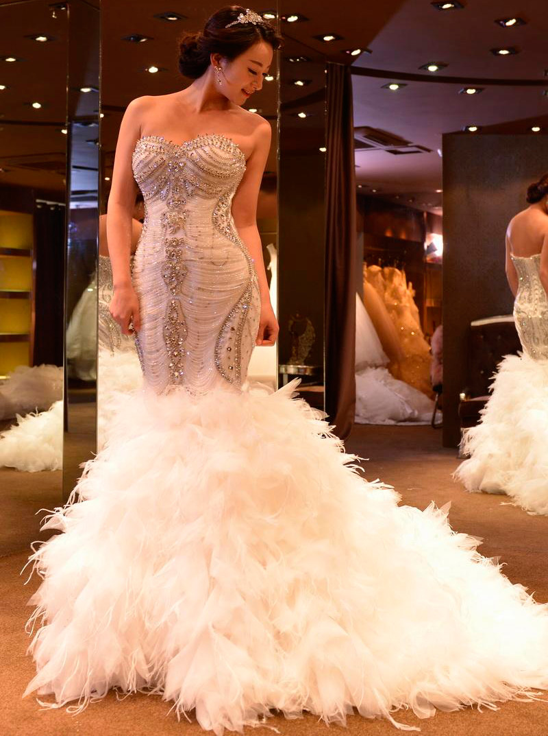 Choisir une robe de mariée chic avec des plumes
