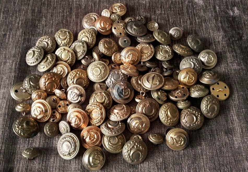 Nous achetons des boutons militaires pour un look de style militaire