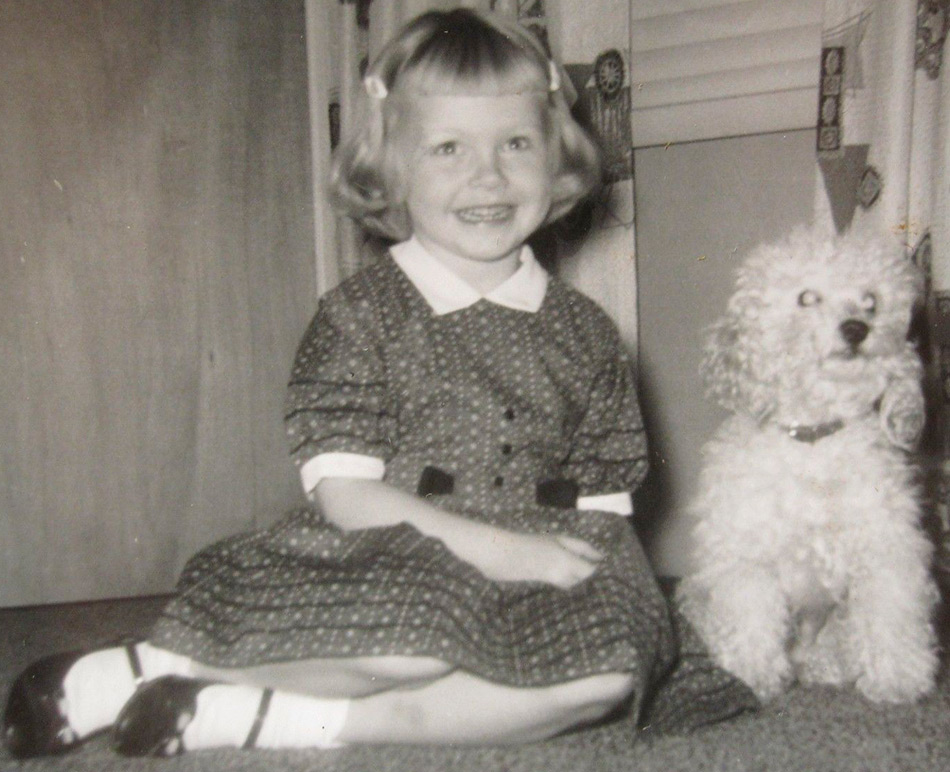 Fille avec un caniche