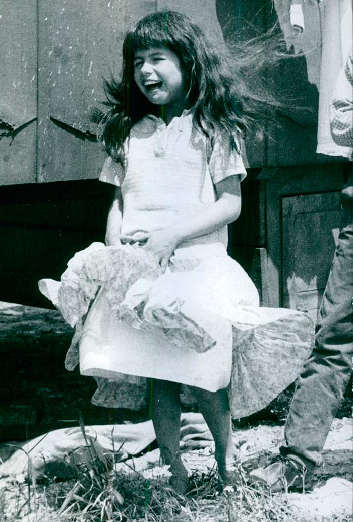 Fille aux cheveux ébouriffés