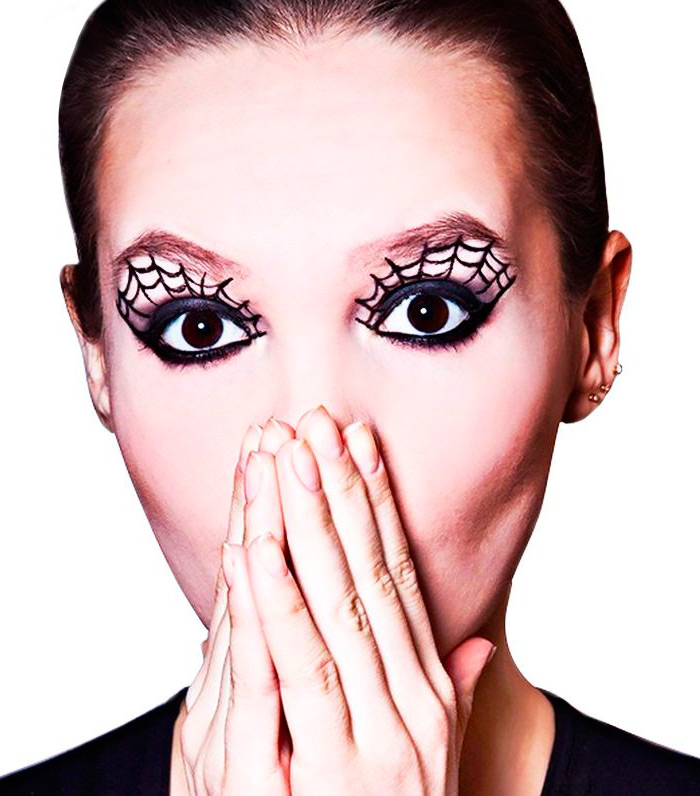 Maquillage Halloween avec des toiles d'araignées