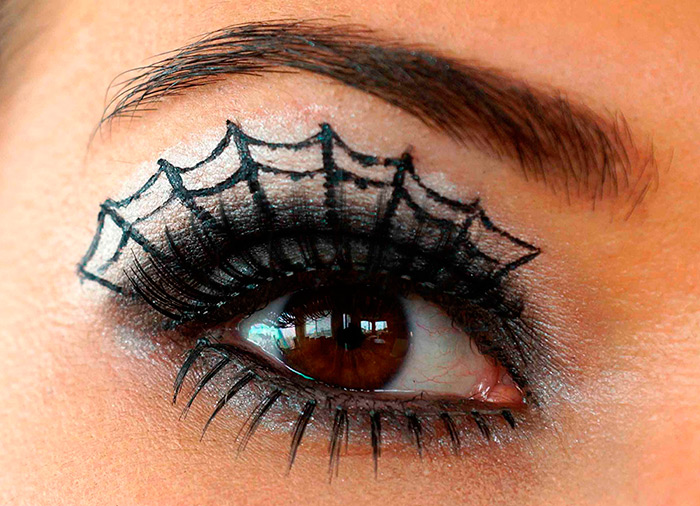Maquillage Halloween avec des toiles d'araignée