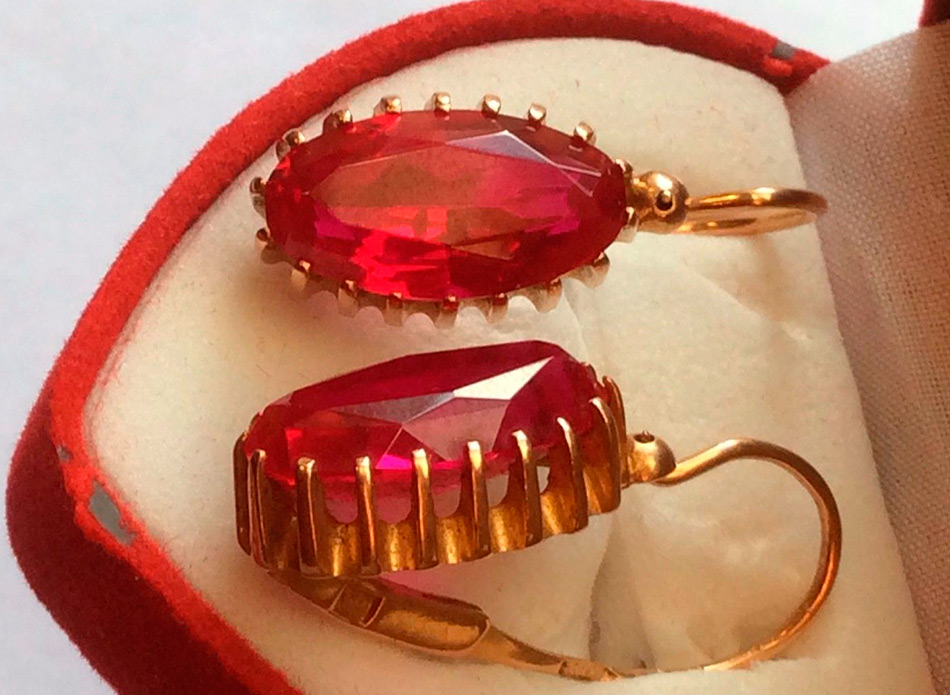 boucles d'oreilles en or d'URSS