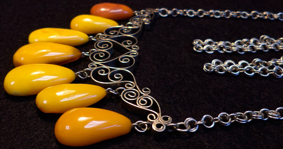 L'histoire des bijoux en ambre du monde antique à nos jours