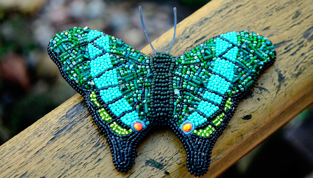 Choisir une broche faite de perles et de perles