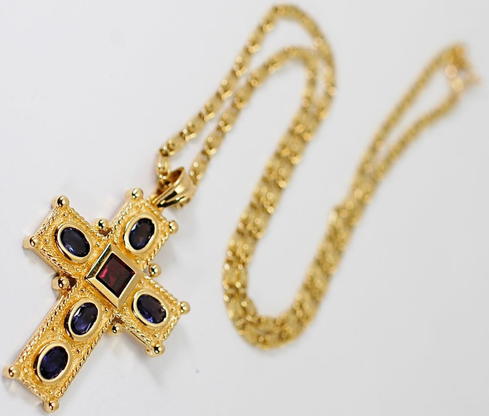 Croix avec pierres iolite