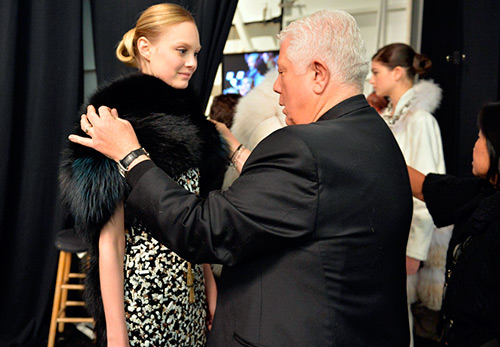 Robes luxueuses et manteaux de fourrure de Dennis Basso