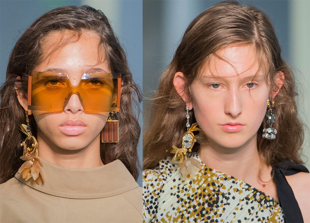 Différentes boucles d'oreilles en paire dans les oreilles