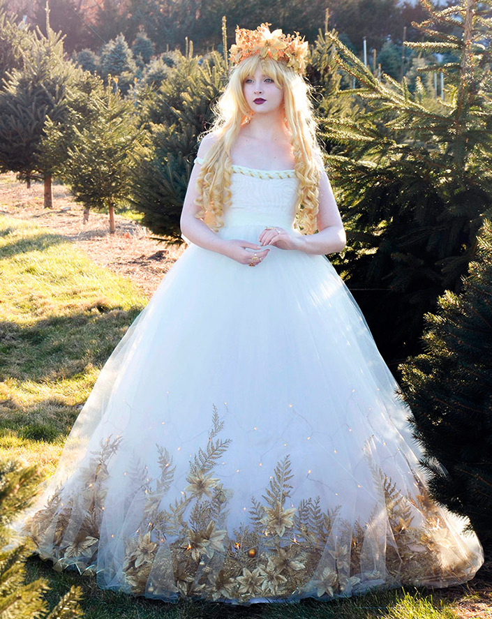 Robe blanche et dorée