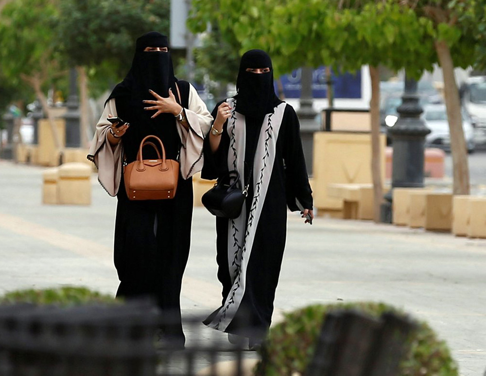 Femmes en niqabs pour une promenade