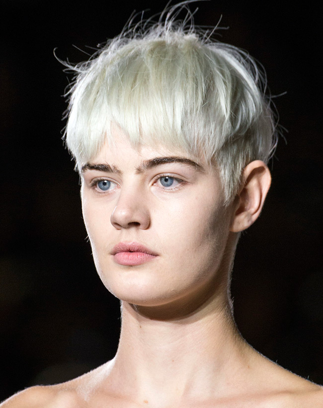 Coiffure pour cheveux blonds courts