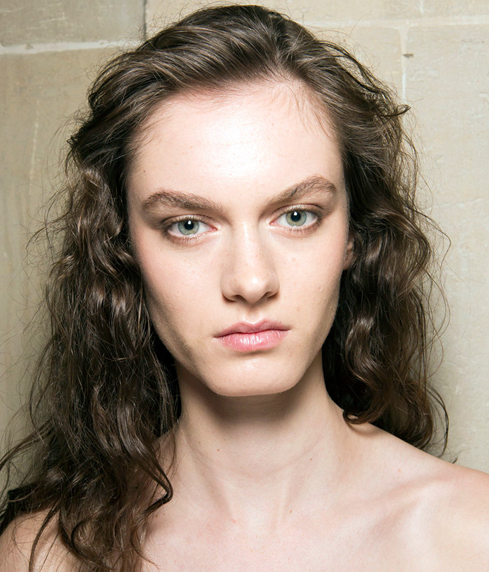 Coiffures simples et à la mode pour cheveux longs 2026