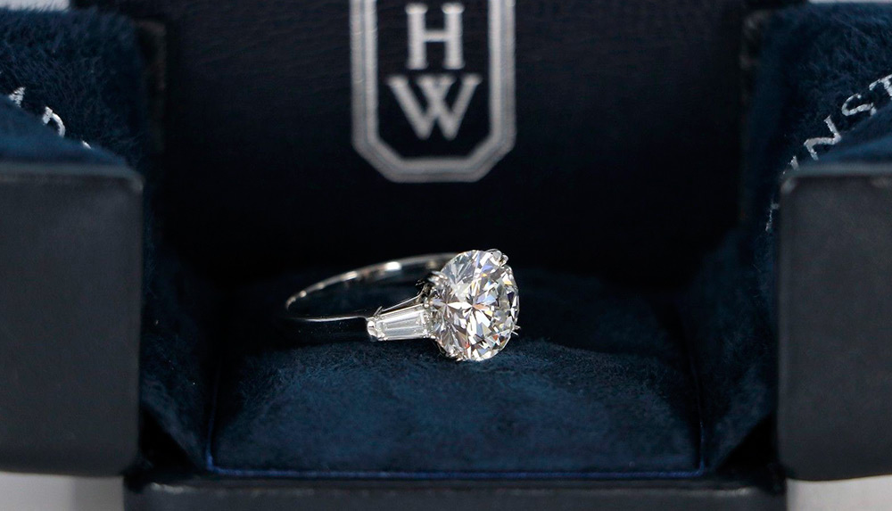 Bague avec un gros diamant