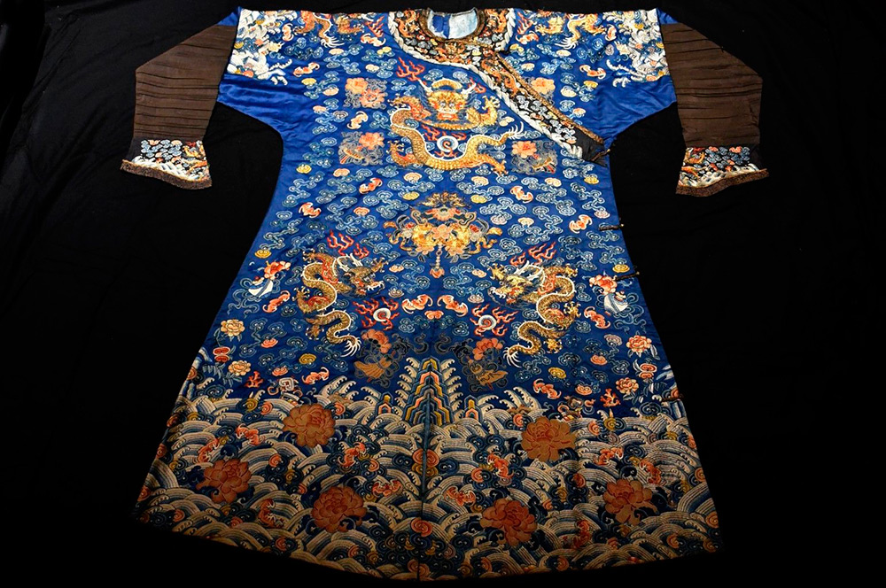 Robe chinoise avec broderie