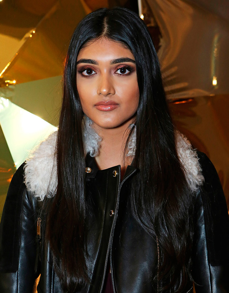 Top modèle Neelam Jill