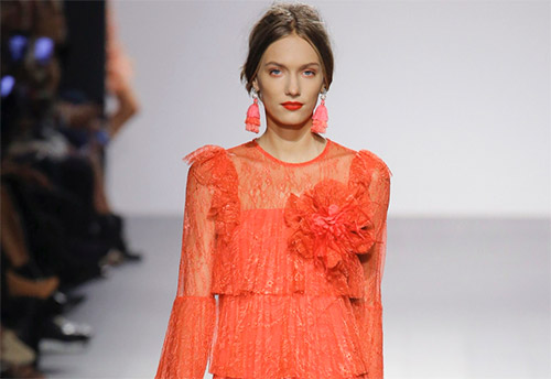 Fleurs et volants en tissu dans des looks à la mode 2026