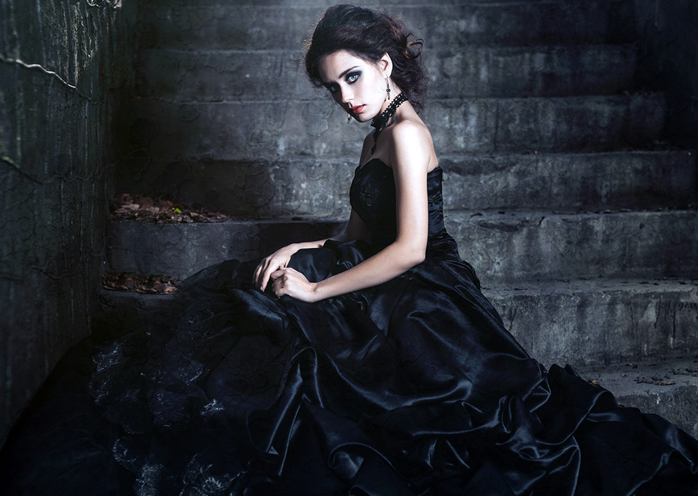 Robes de mariée luxuriantes dans des tons sombres