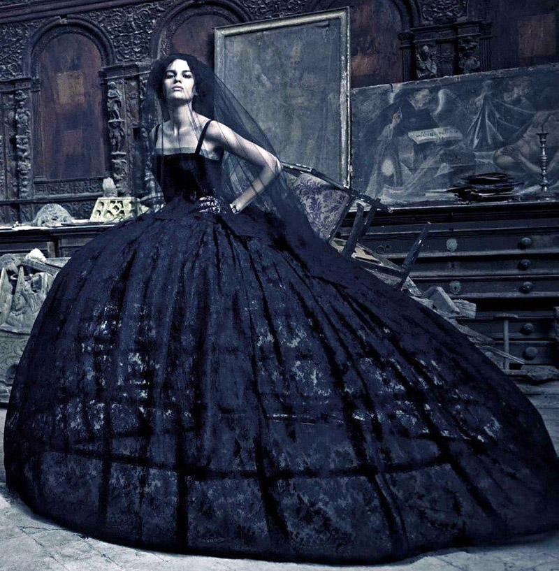 Robe noire bouffante