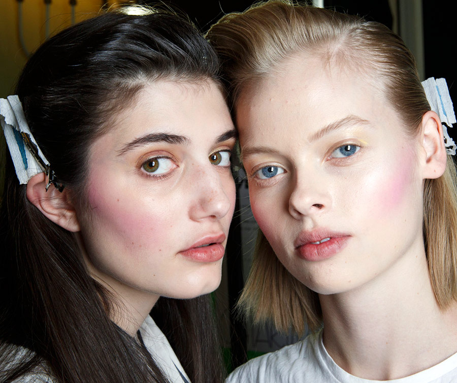 Fard à joues sain sur les joues