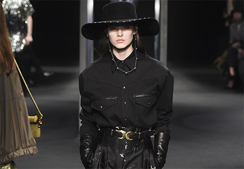 Looks à la mode avec des éléments de style cow-boy