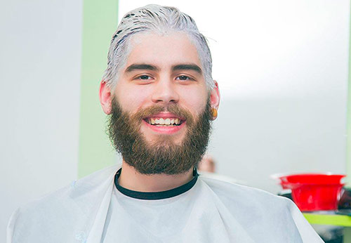 Comment teindre les cheveux d'un homme avec de la peinture féminine