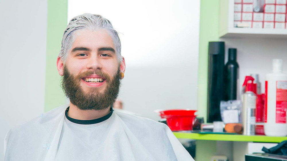 Comment teindre les cheveux d'un homme avec de la peinture féminine