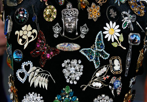 Comment porter une broche sur un manteau et des vestes aujourd'hui