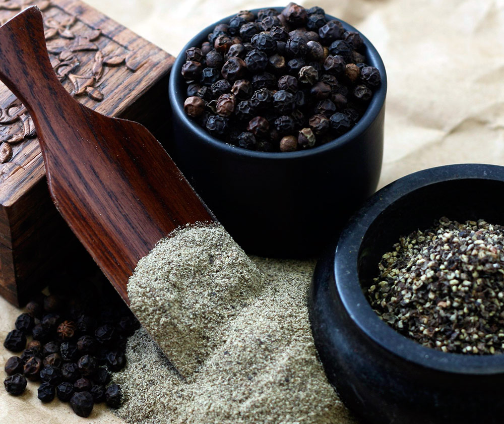 Poivre noir et moulu
