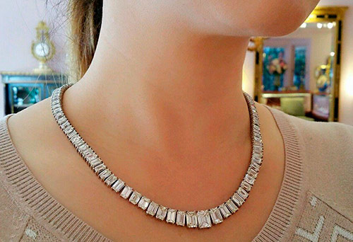 Collier Riviera - une rivière scintillante de pierres précieuses