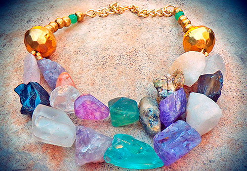 La fluorite, une pierre qui brille dans le noir