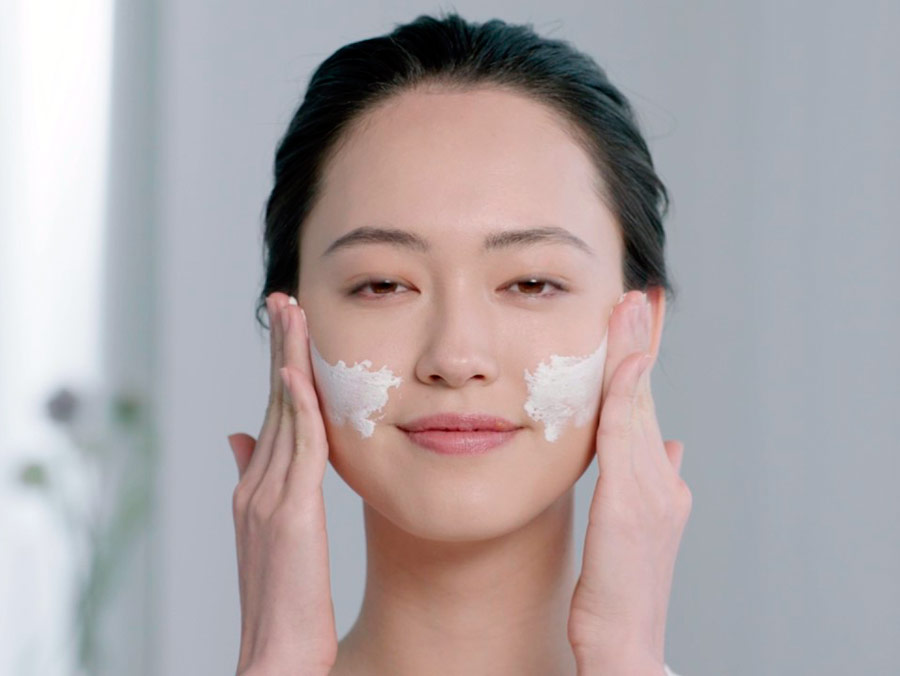 Massage du visage avec sérum