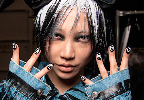 Manucure avec textes et inscriptions - une tendance de la mode