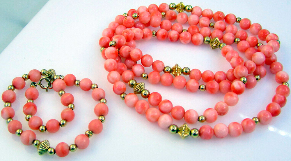 Perles et bracelet de corail
