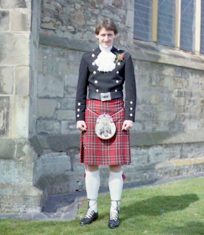 Mariage écossais - tous se concentrent sur le marié