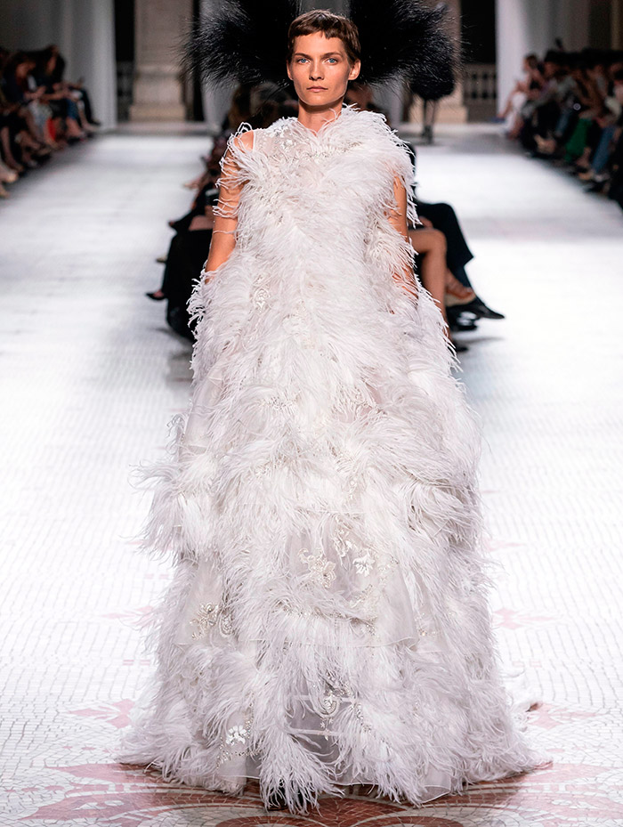 Robe de mariée à plumes