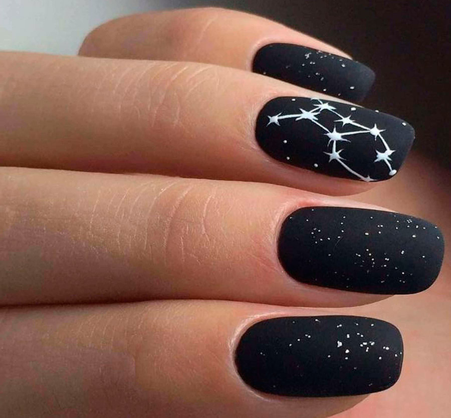 Des étoiles sur les ongles