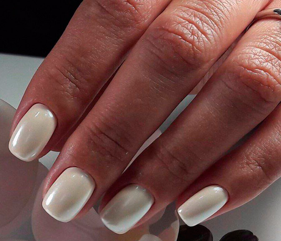 Conception d'ongles blancs