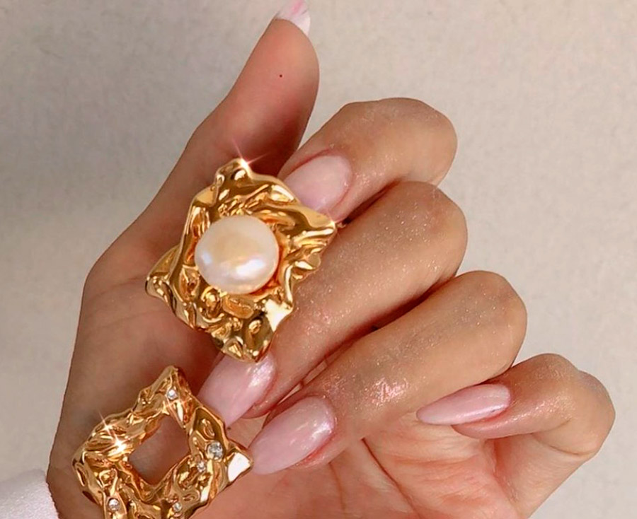 Surligneur cuticules et doigts