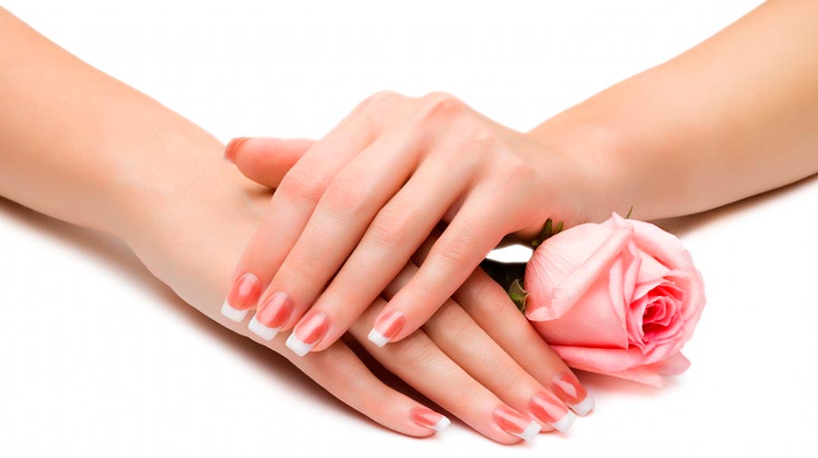 outils de manucure à la maison