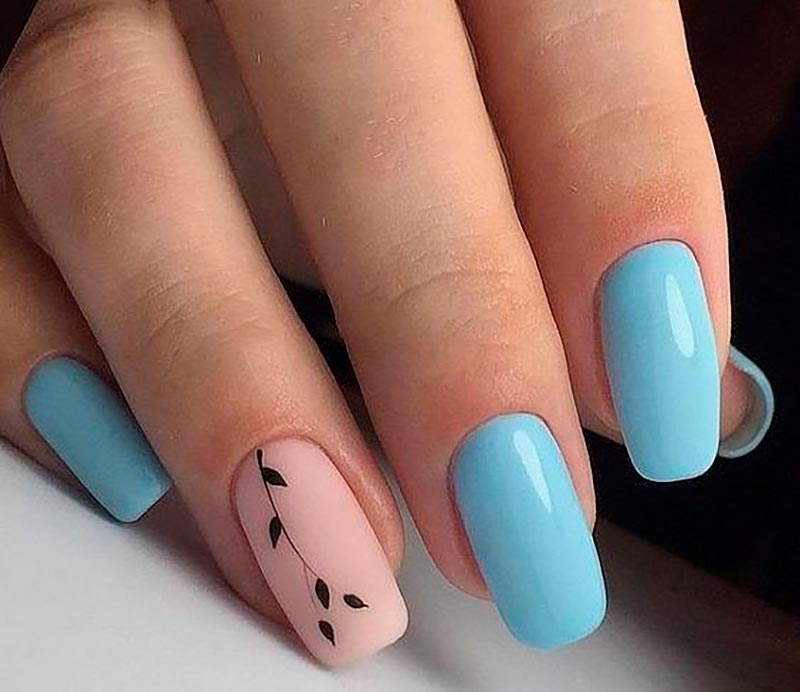 Manucure mate avec inserts brillants