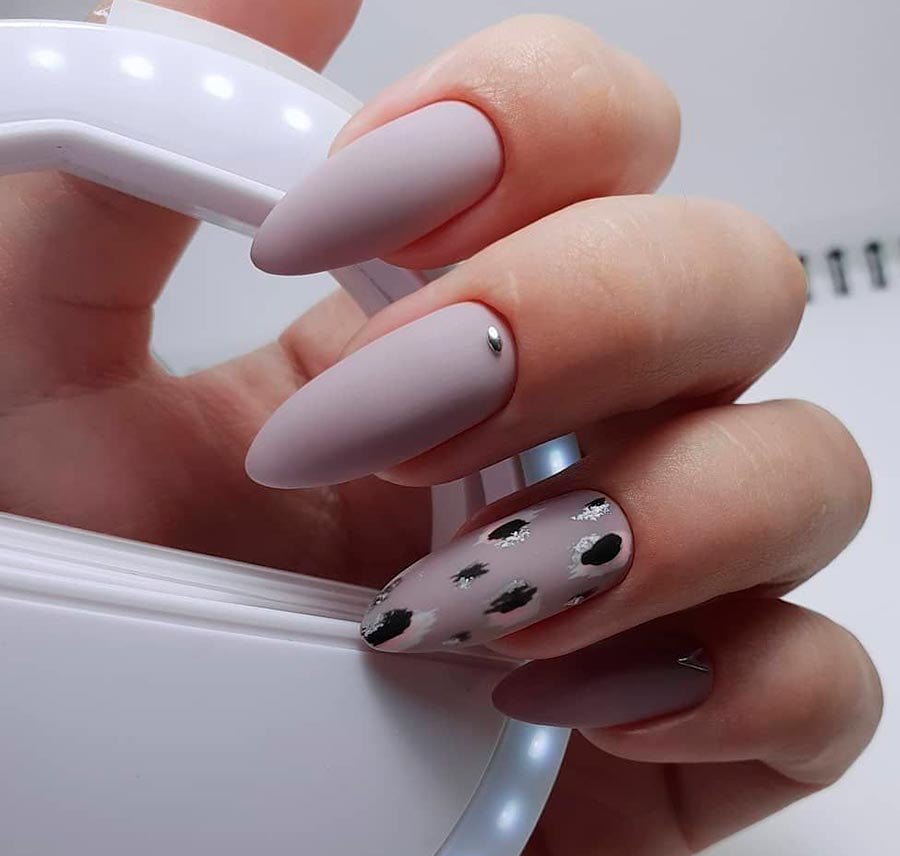 Imprimé animal sur les ongles