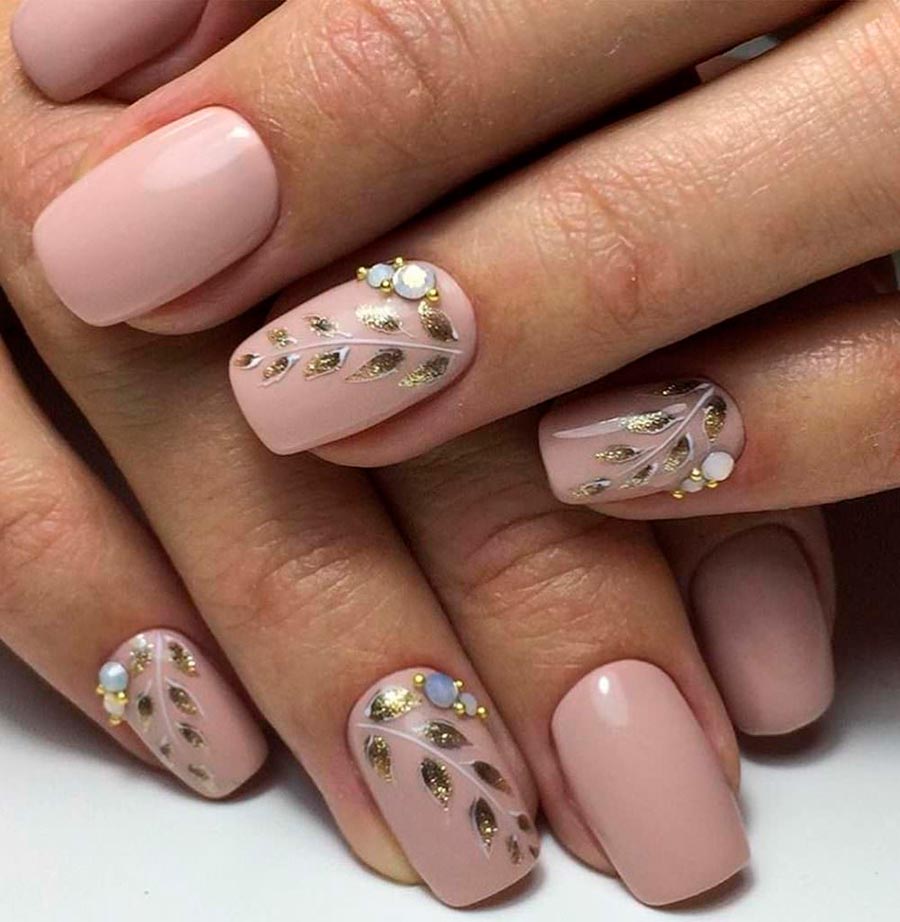 motif floral sur les ongles