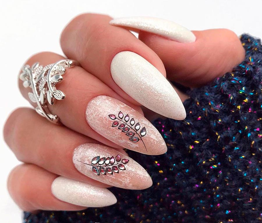 motif floral sur les ongles