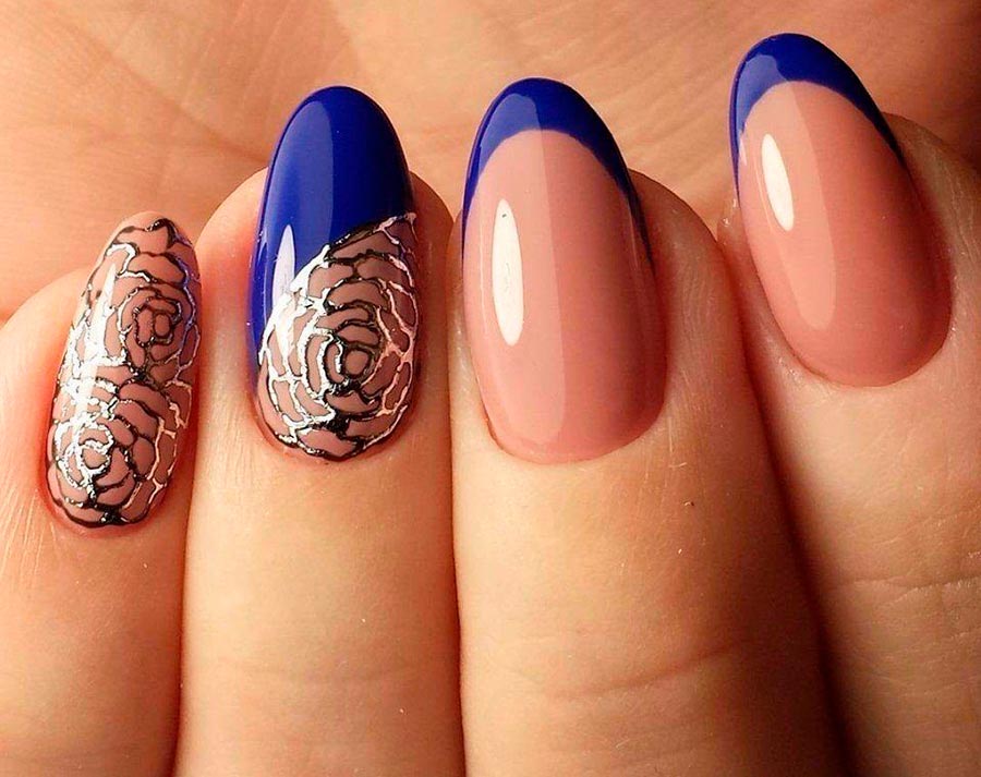 Manucure sous une robe bleue : tous les secrets et règles