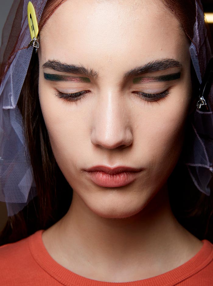 Forme de sourcil à la mode