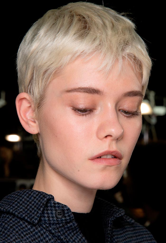 Forme de sourcil à la mode