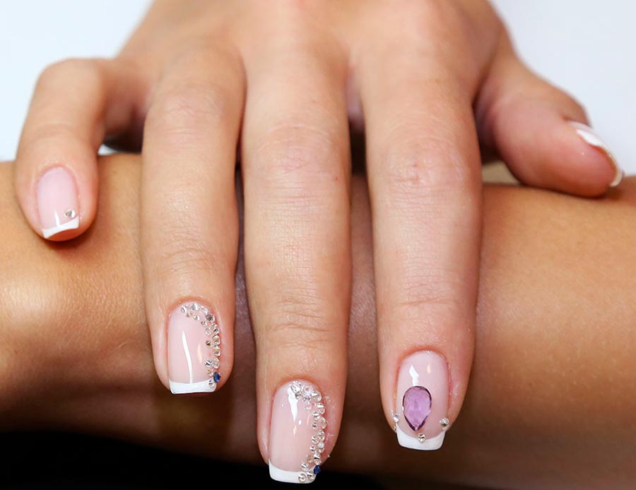 Manucure avec pierres précieuses