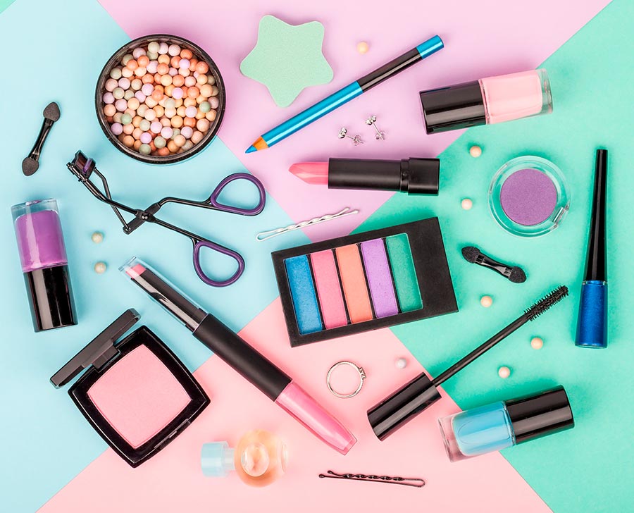 Révision de la trousse à cosmétiques : de quoi se débarrasser et quoi acheter